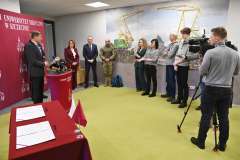 Konferencja prasowa w PUM, wystąpienie i zgromadzeni uczestnicy.