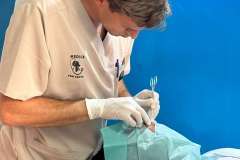 Medyk podczas zabiegu operacyjnego