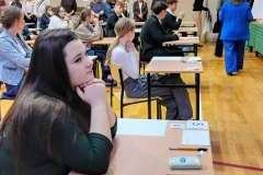 młodzi ludzie siedzący w ławkach