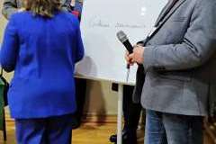 członkowie jury przed flipchartem