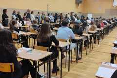 młodzi ludzie siedzący w ławkach