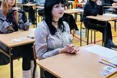 młodzi ludzie siedzący w ławkach