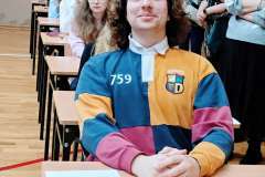 młodzi ludzie siedzący w ławkach