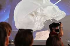 Licealiści odbierają poród