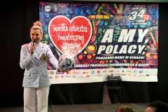Kobieta na scenie WOŚP przemawia do publiczności