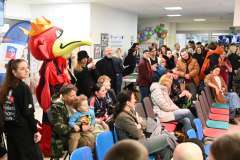 Publiczność ogląda wydarzenie, obok maskotki Gryfusa