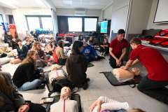 Licealiści odbierają poród