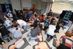 Licealiści odbierają poród