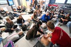 Licealiści odbierają poród