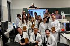 grupa uśmiechniętych osób ubranych w uniformy lekarskie