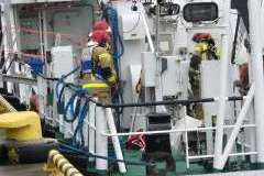 ratownicy straży pożarnej na statku