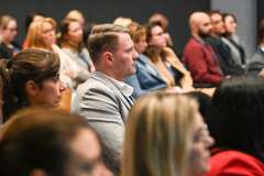 siedzący uczestnicy konferencji