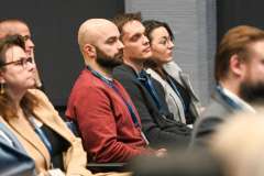 siedzący uczestnicy konferencji