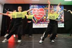 Młode dziewczyny tańczą na scenie WOŚP