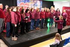 Chór śpiewa na scenie podczas wydarzenia WOŚP