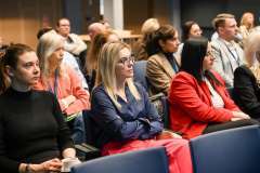 siedzący uczestnicy konferencji