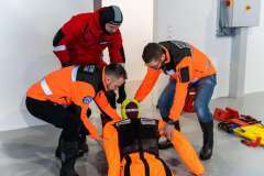 trzech mężczyzn podczas ćwiczeń z ratownictwa