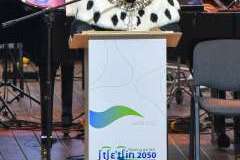 Mężczyzna w todze przemawia przy mównicy