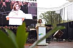 Kobieta przemawia przy mównicy