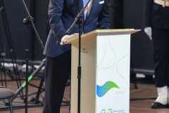 Mężczyzna ubrany w garnitur przemawia przy mównicy