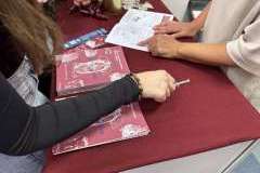 podczas rozmowy przy stoisku promocyjnym uczelni