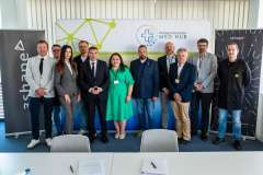 Grupa kobiet i mężczyzn na tle ścianki Westpomeranian MED HUB