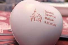 gadżet promocyjny, gumowe serce z logo uczelni