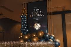 Dekoracja balonowa i ścianka z napisem ‘Gala Biznesu’ przy wejściu do sali bankietowej.