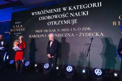 Scena podczas XXIV Gali Biznesu w Szczecinie, na ekranie informacja o wyróżnieniu w kategorii Osobowość Nauki