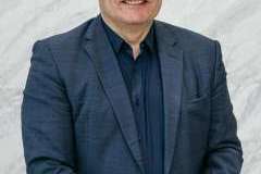 mężczyzna stoi i uśmiecha się do aparatu podczas zjazdu PTP