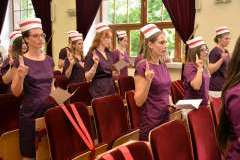 Absolwentki Położnictwa w czepkach, gotowe do pracy