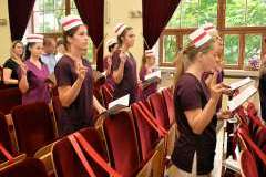 Absolwentki Położnictwa w czepkach, gotowe do pracy