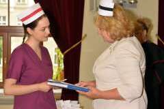 Absolwentki Położnictwa w czepkach, gotowe do pracy