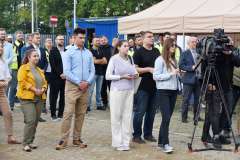 grupa stojących osób przybyłych na wydarzenie