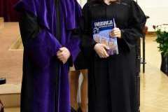 Czapki z głów absolwentów kierunku lekarsko-dentystycznego