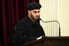 Czapki z głów absolwentów kierunku lekarsko-dentystycznego