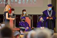 Czapki z głów absolwentów kierunku lekarsko-dentystycznego