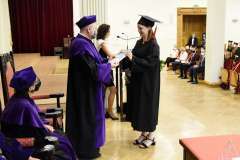 Czapki z głów absolwentów kierunku lekarsko-dentystycznego