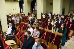 Czapki z głów absolwentów kierunku lekarsko-dentystycznego