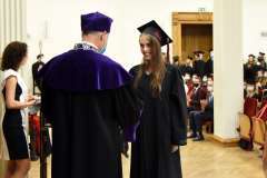 Czapki z głów absolwentów kierunku lekarsko-dentystycznego