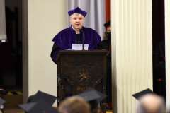 Czapki z głów absolwentów kierunku lekarsko-dentystycznego