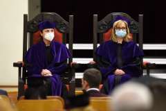 Czapki z głów absolwentów kierunku lekarsko-dentystycznego