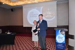 Mężczyzna przemawia do uczestników konferencji, trzymając mikrofon, a obok niego stoi kobieta; w tle ekran z napisem »XXVII Bałtyckie Dni Kardiologii”