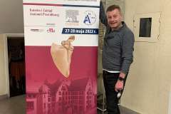 Dr Cezary Partyka Przewodniczący Komitetu Konkursu i opiekun reprezentacji PUM w trakcie przygotowań wizualnej oprawy konkursu.