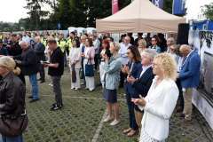 grupa stojących osób przybyłych na wydarzenie