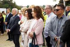 grupa stojących osób przybyłych na wydarzenie