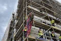 wiecha zawieszona na budynku