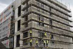 wiecha zawieszona na budynku