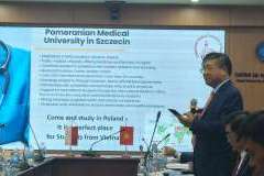 mężczyzna przemawiający podczas obrad