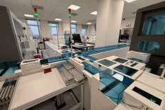 zdjęcie urządzeń znajdujących się w pomieszczeniu szpitalnym